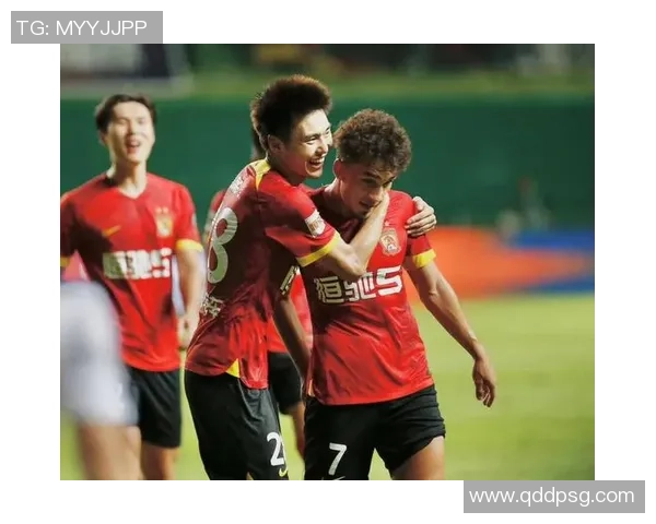 足球明星进球后浪漫求婚感动全场球迷见证爱的瞬间